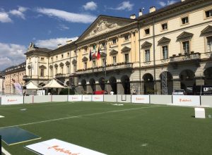 I campi in allestimento in Piazza Chanoux
