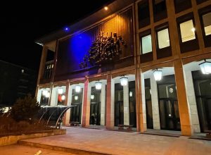 Palazzo regionale illuminato con i colori Ucraina