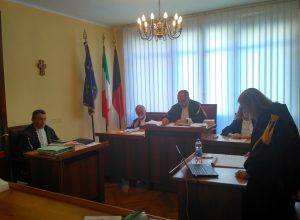 Il collegio giudicante della Corte dei Conti e, a sinistra, il procuratore Rizzi.
