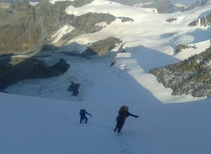 L'ultima foto caricata su Facebook dall'alpinista scomparso: in cordata, con gli amici che l'hanno accompagnato in Valle.