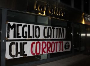 Striscione di Casa Pound affisso presso la sede de La Vallée Notizie