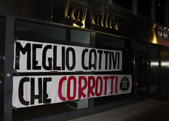 Striscione di Casa Pound affisso presso la sede de La Vallée Notizie