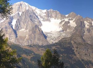 La valanga staccata sopra lo Sperone della Brenva