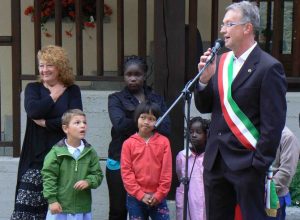 Il sindaco di Valgrisenche con i bambini e la maestra