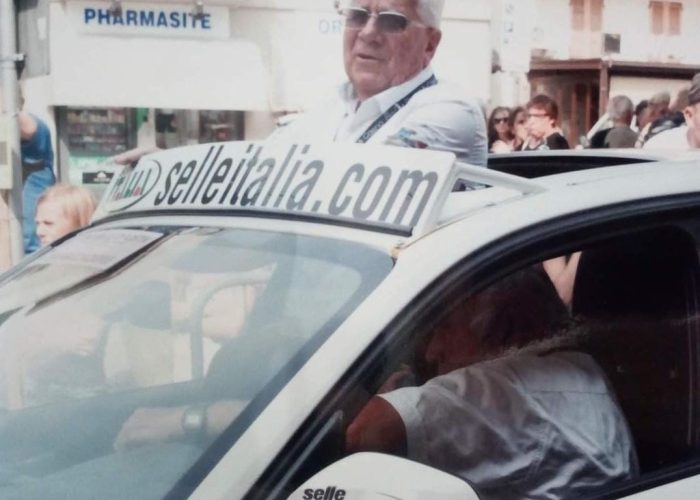 Un’immagine di archivio di Vasco Sarto, ritratto a bordo della vettura del presidente dell’organizzazione del Giro della Valle d’Aosta