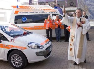 Don Paolo Chasseur benedice i mezzi