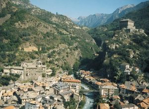 Una veduta del Castello e del paese ai suoi piedi