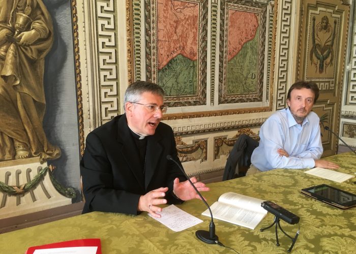 Da sinistra mons. Franco Lovignana e Fabrizio Favre, direttore del settimanale diocesano