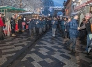 L'edizione 1014 della Fiera di Sant'Orso prende il via sotto la neve