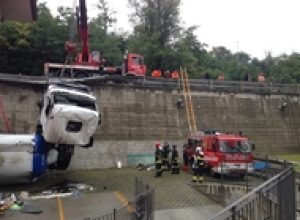 Incidente su via Roma ad Aosta. Un’autocisterna a pochi passi dalle case