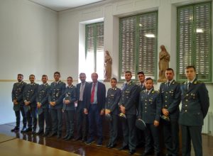 Gli allievi in Tribunale con il procuratore capo Fortuna e il tenente colonnello Cananzi (al centro).