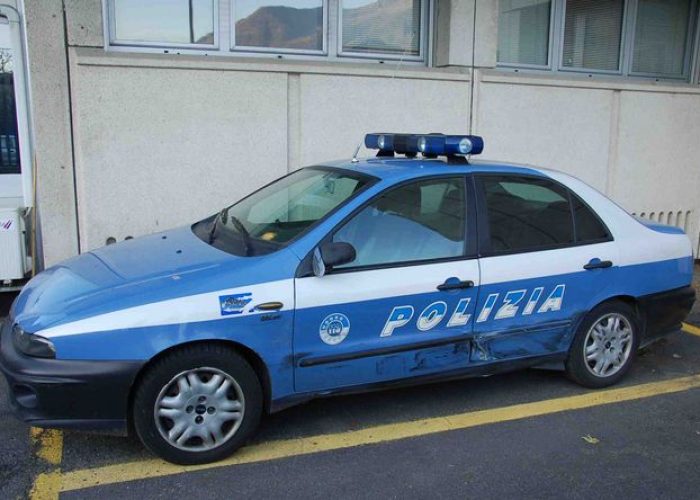 La Volante della polizia speronata